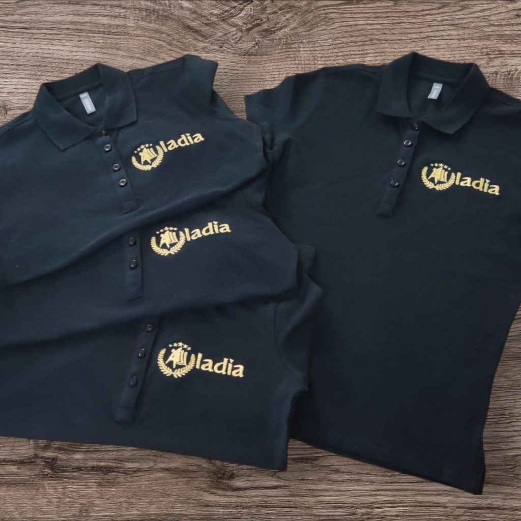polo elegante con logo ricamato