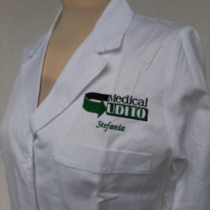 camice bianco farmacia con logo ricamato