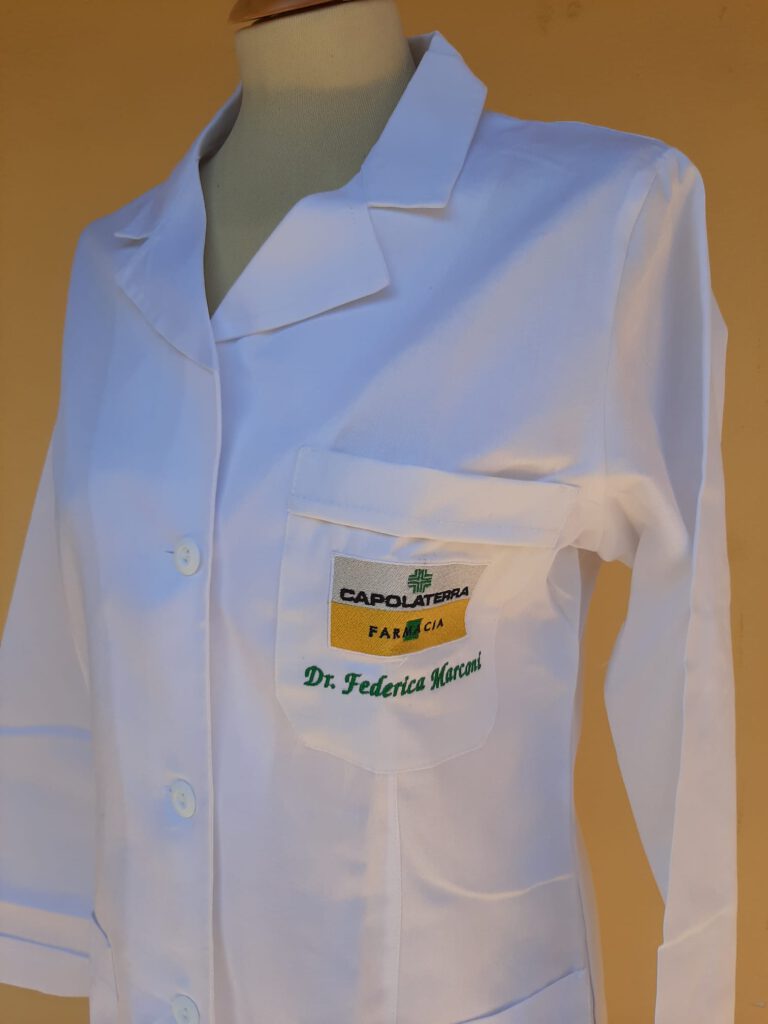 Camice professionale bianco, con logo ricamato sul taschino.