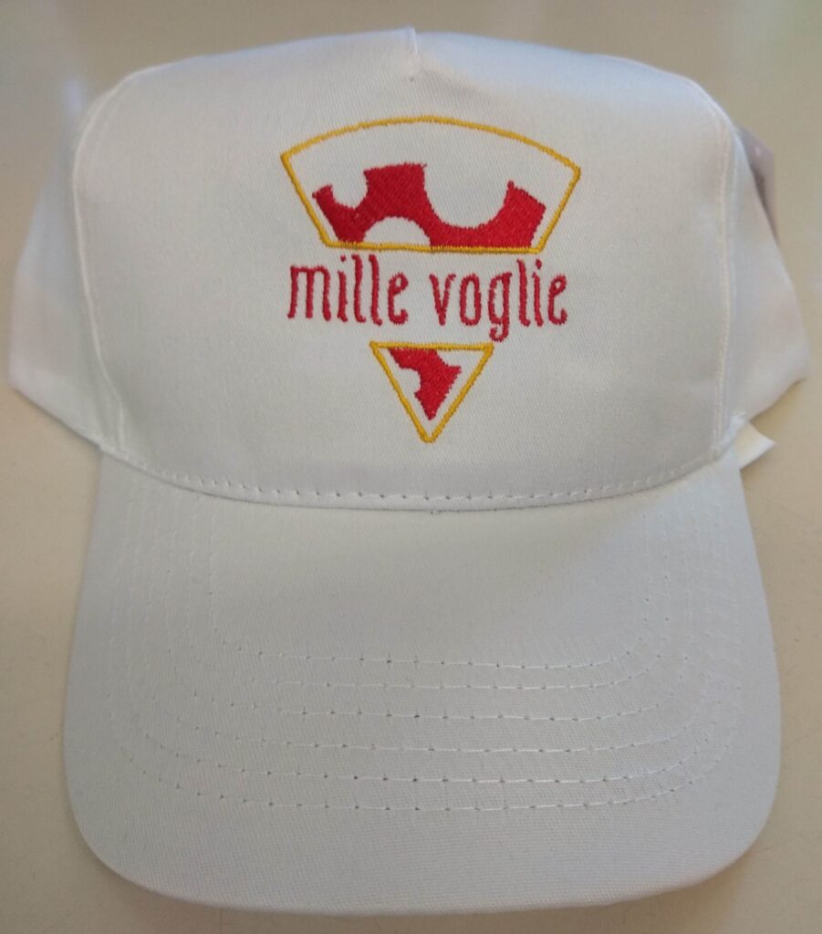 Cappellino bianco ricamato usato come parte di uniforme personalizzata in pizzeria