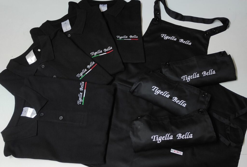 Divisa da lavoro personalizzata per ristorante, composta da polo e grembiuli ricamati 