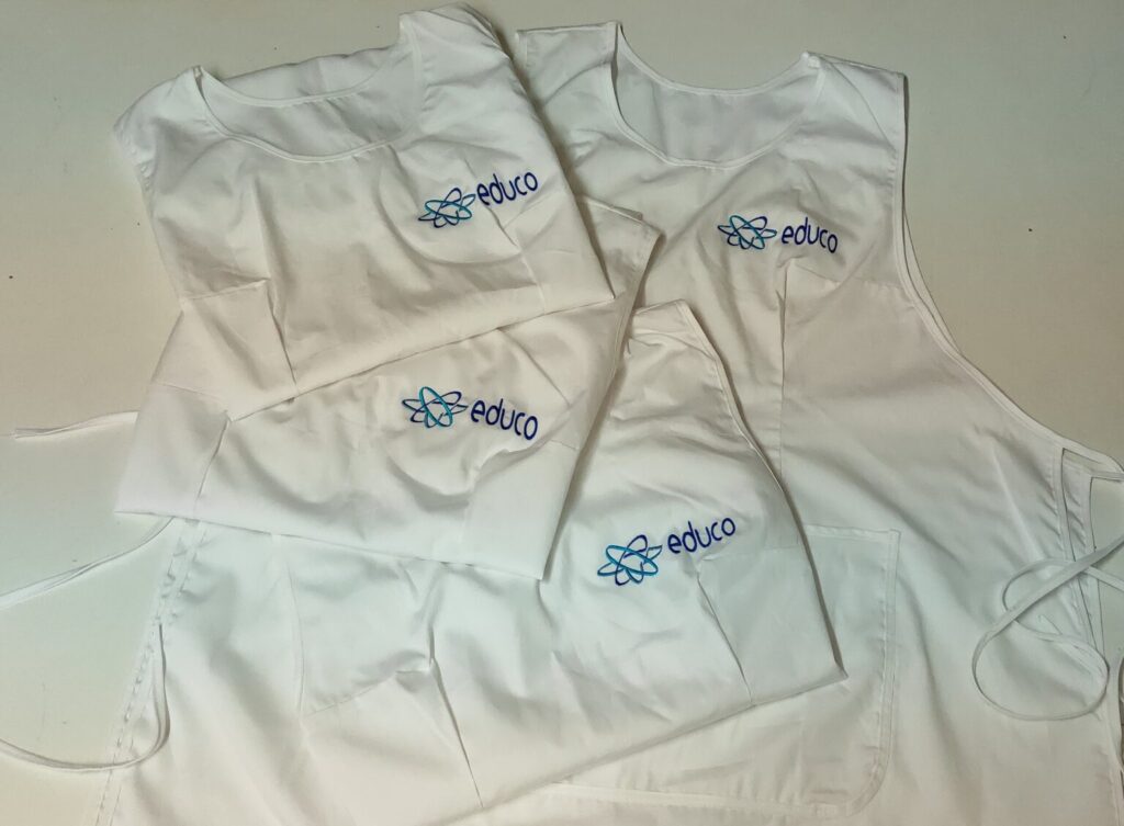 Ponchi personalizzati con ricamo lato cuore per una scuola estetica