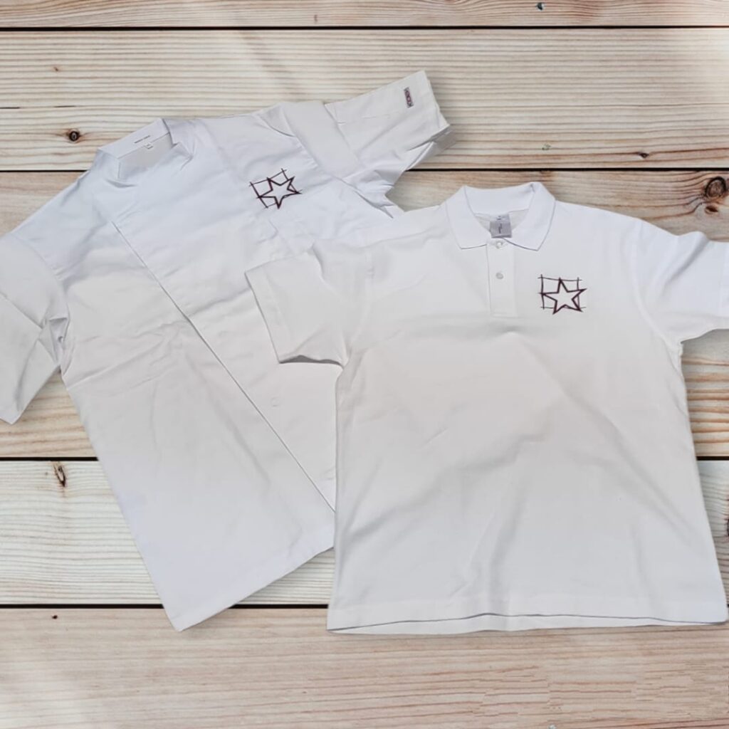 Giacca da cuoco estiva bianca e polo bianca con logo ricamato