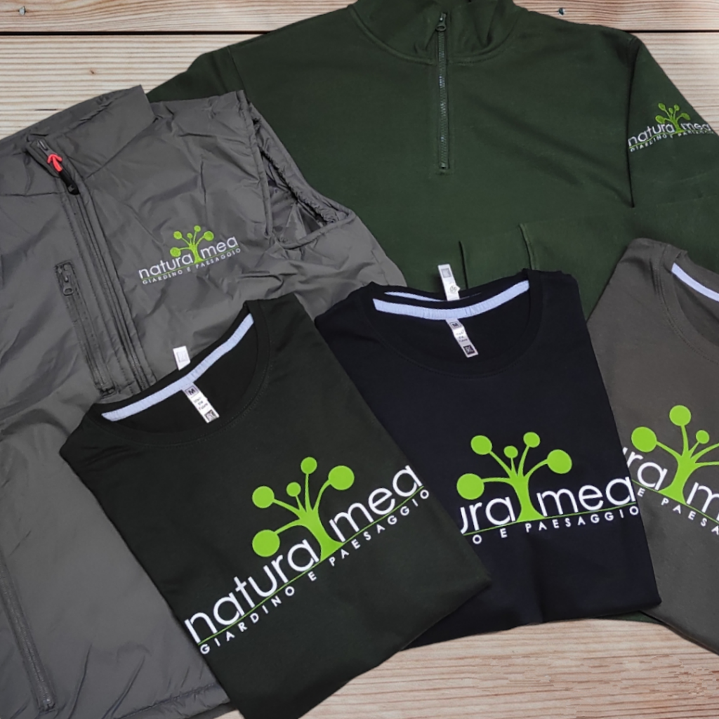 Fornitura di divisa da lavoro estiva e invernale: felpa, t-shirt e giubbotto smanicato