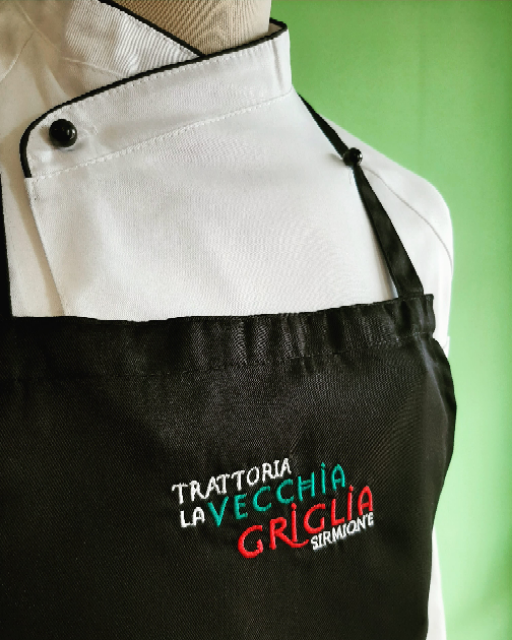 Grembiule da lavoro ricamato usato come divisa professionale in ristorante