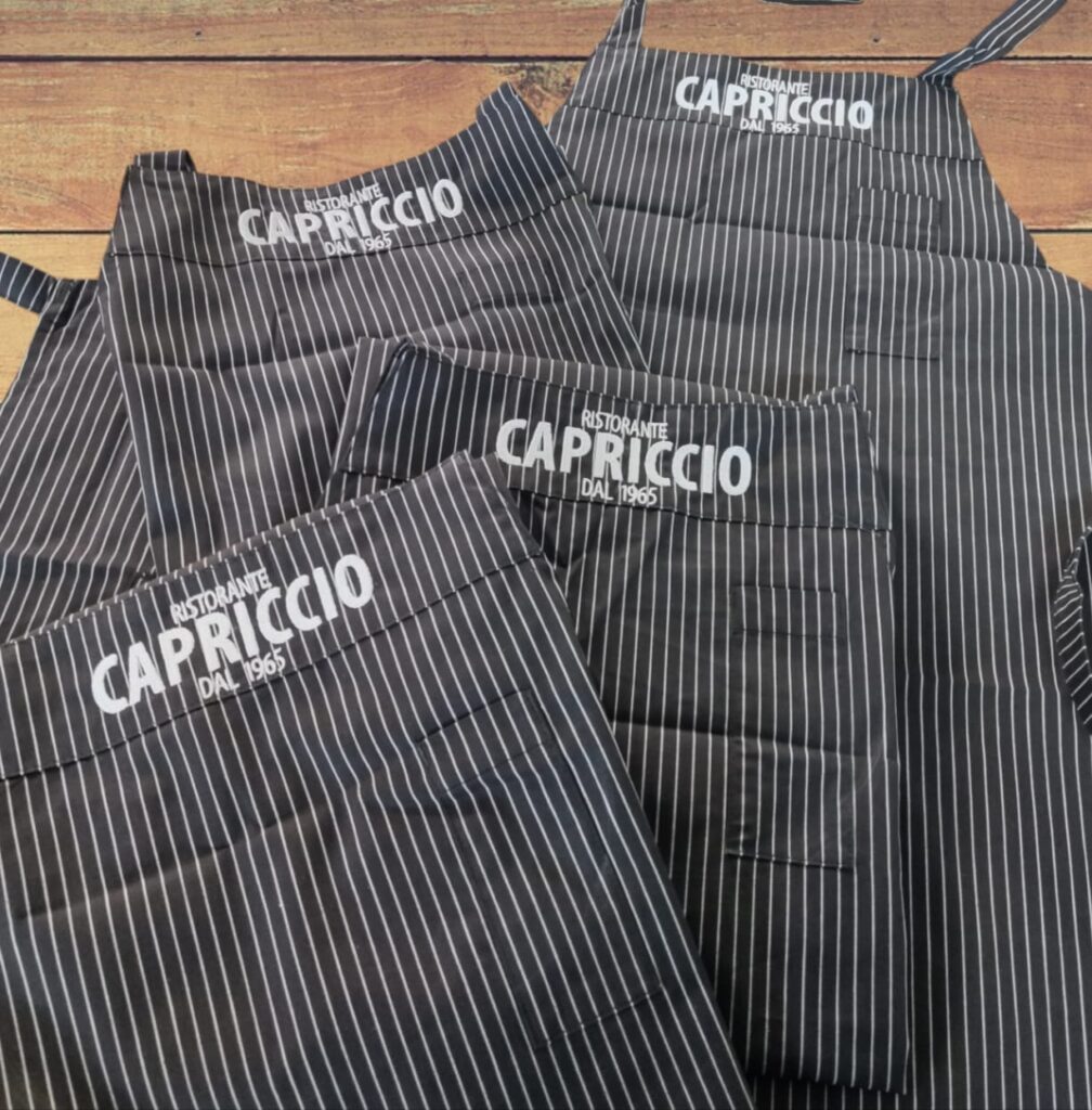 Grembiuli personalizzati con ricamo del ristorante, utilizzati come abbigliamento da lavoro