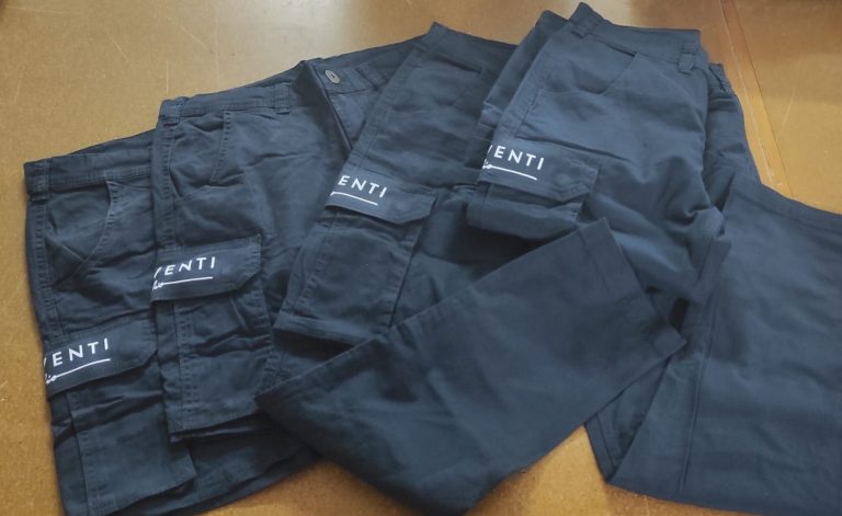 Pantaloni da lavoro personalizzati con logo stampato su tasca laterale