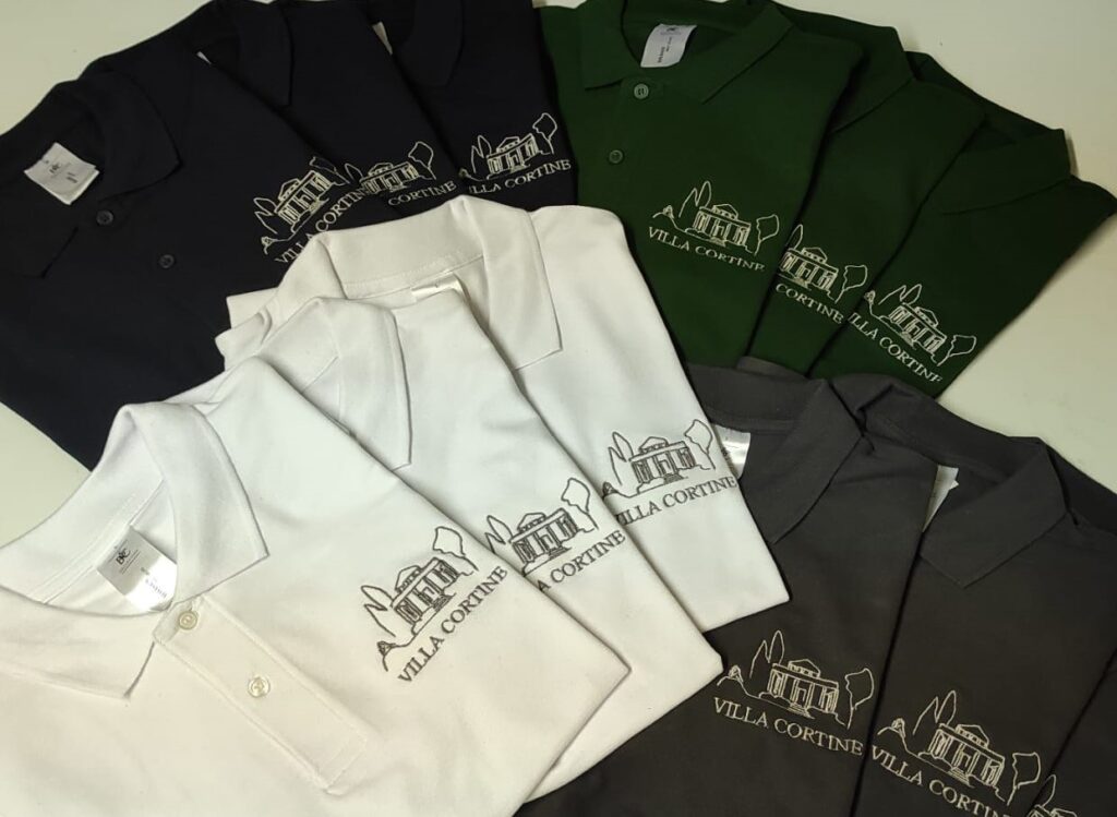 Polo con logo ricamato per hotel