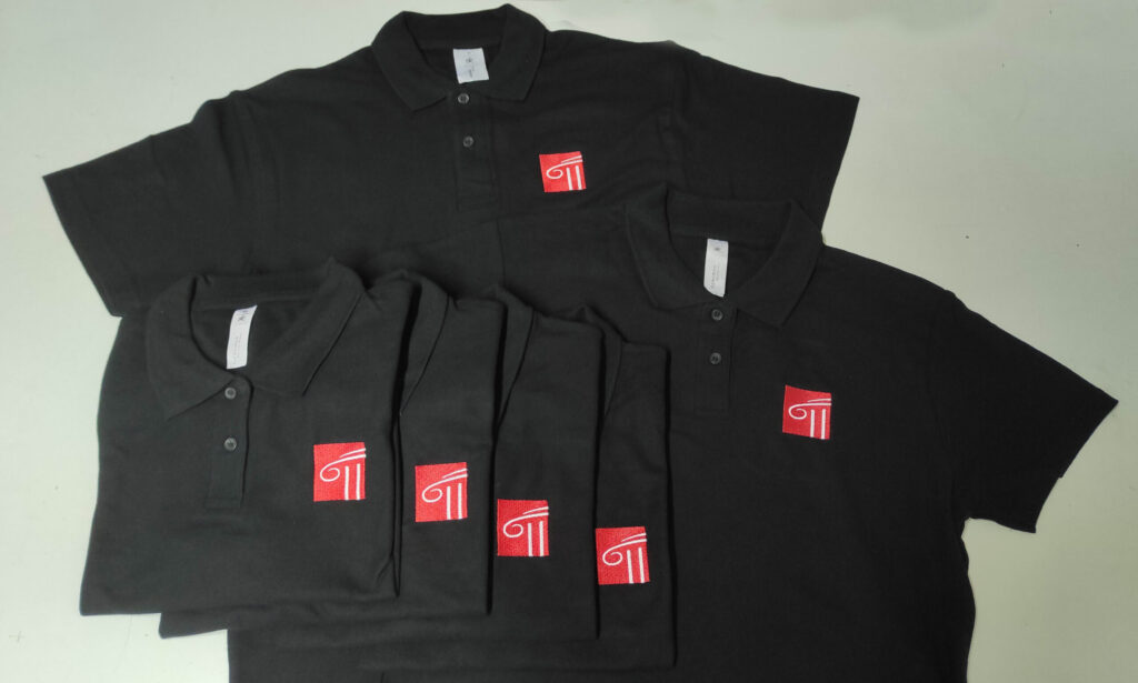 Polo personalizzate con logo ricamato lato cuore, utilizzate come divisa da lavoro in hotel