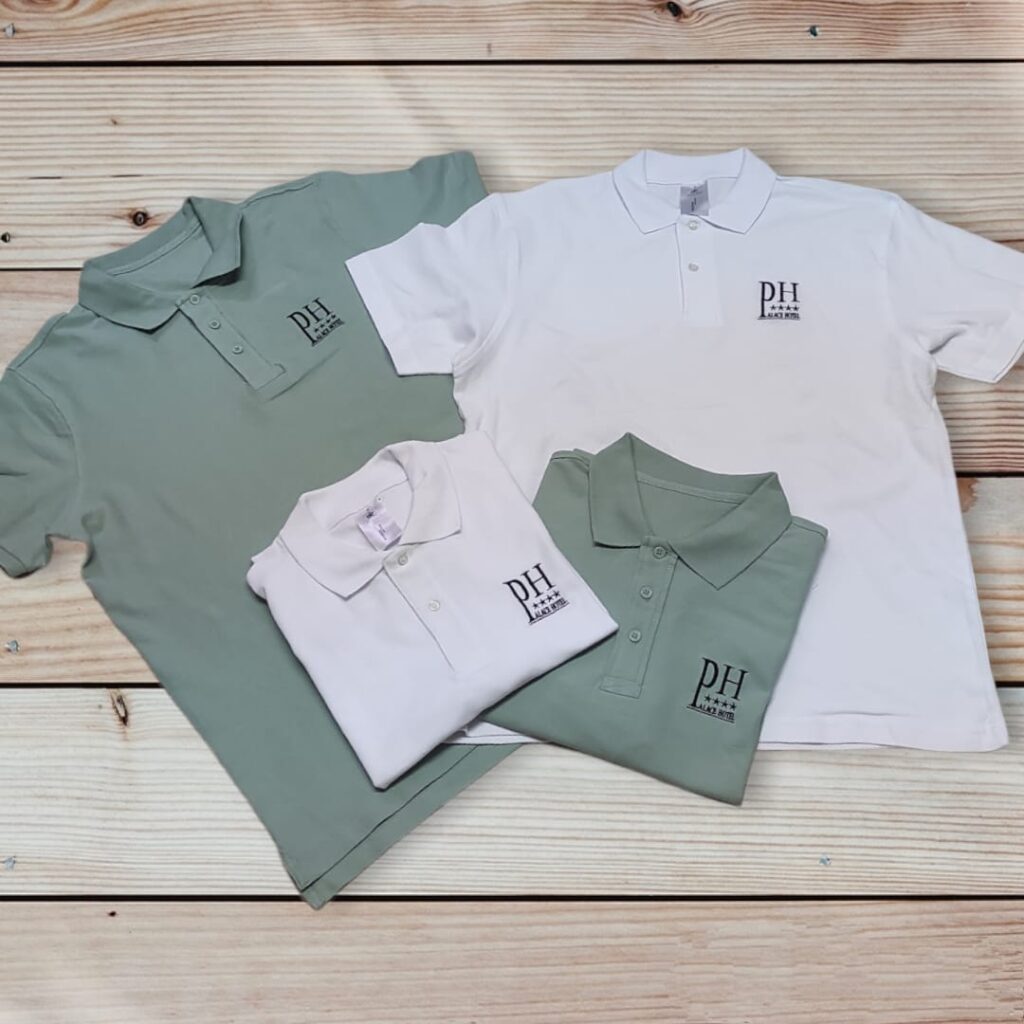 Polo personalizzate con ricamo a lato cuore, utilizzate come divisa estiva in hotel