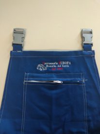 Salopette ricamata utilizzata come divisa da lavoro in officina