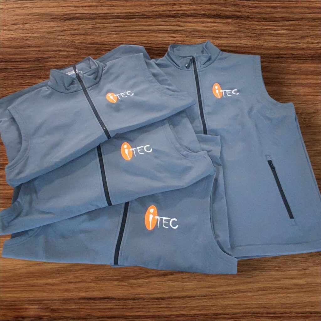Smanicati da lavoro personalizzati con logo ricamato lato cuore, ideali per officine, cantieri, uffici o qualsiasi contesto operativo